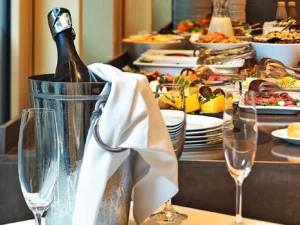 Bohatá bufetová snídaně v 5* hotelové restauraci pro 1 či 2 osoby, o víkendu i s proseccem