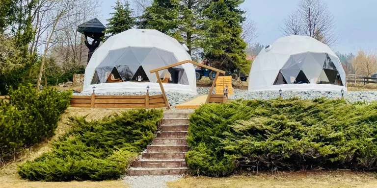 Glamping v Beskydech se snídaní i wellness: ubytování v luxusní kopuli, sauna a termální bazén