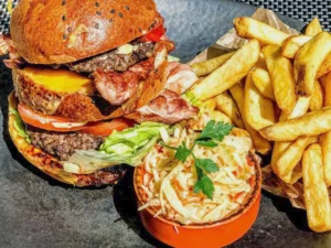Burger z vyzrálého hovězího, farmářské hranolky, coleslaw, tatarka a nachos v centru Plzně