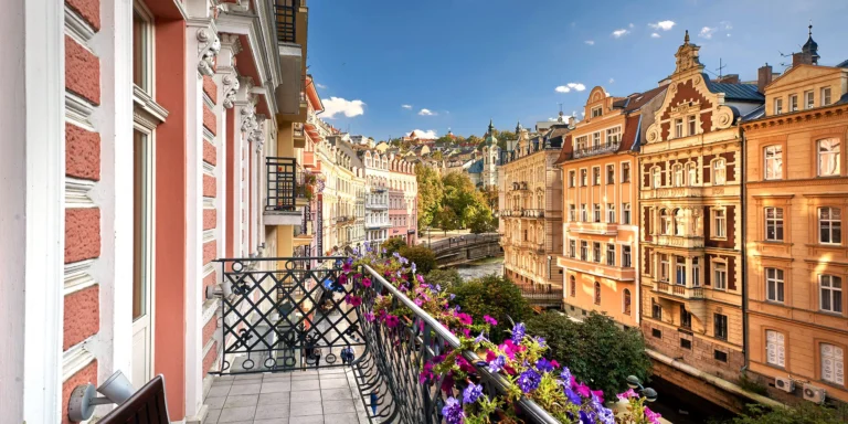 Pobyt v centru Karlových Varů s výhledem na kolonádu: historický hotel s wellness i masáží