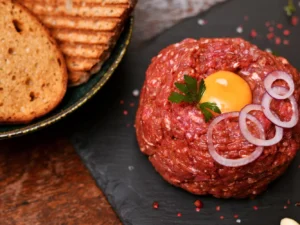 500g tatarák z argentinského rumpsteaku a neomezené množství topinek v restauraci Na Farkáně