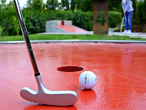 Dvojitá zábava: minigolf a vstup na Žižkovskou věž pro jednoho nebo rodinu
