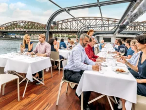 Oběd na moderní prosklené lodi: 2hodinová plavba Prahou, živá hudba, výhledy a welcome drink