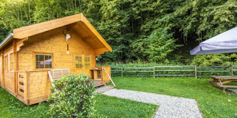 Dovolená ve srubech s wellness kádí i bazénem pro páry či rodiny uprostřed stylového ranče Bučiska