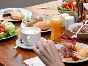 Neomezená snídaně v Holešovicích pro 1 i 2 osoby: ovoce a zelenina, müsli, uzeniny, vajíčka, káva i džusy