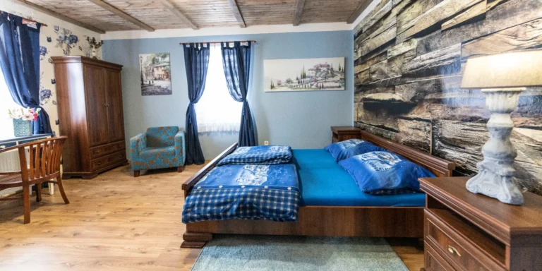 Romantické venkovské apartmány na severu Čech: možnost exkurze do sklárny i posezení v secesní kavárně