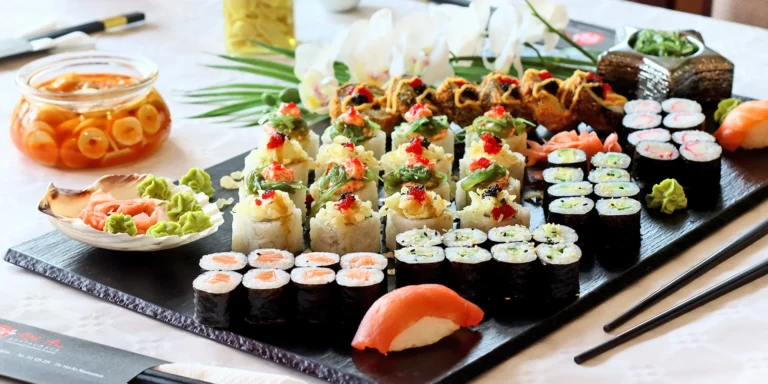 Sushi sety se 40–56 kousky: maki, nigiri, tempura i speciální smažené rolky