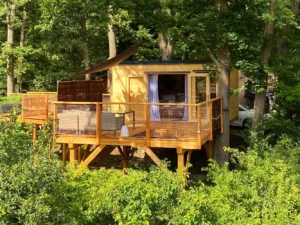 Netradiční dovolená v Českém ráji: treehouse pro pár i rodinu s půjčením loďky i možností snídaňového koše