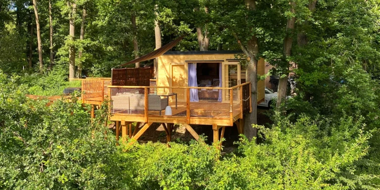 Netradiční dovolená v Českém ráji: treehouse pro pár i rodinu s půjčením loďky i možností snídaňového koše