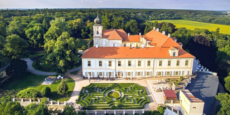 Zámecký pobyt: park s unikátním labyrintáriem, polopenze, bazén a sauna i biotop