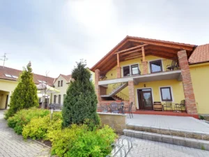 Za pohodou a vínem do Valtic: pobyt se snídaní i s degustací ve sklípku