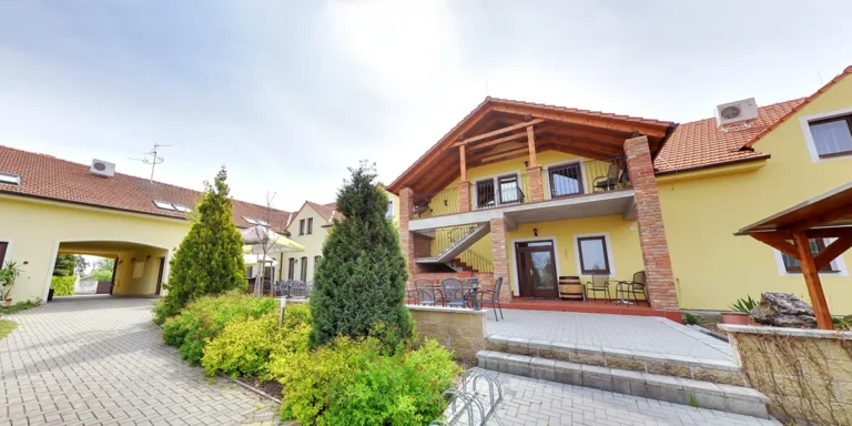 Za pohodou a vínem do Valtic: pobyt se snídaní i s degustací ve sklípku