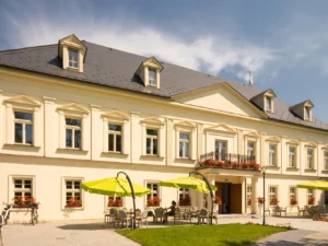 Pětichodové degustační menu v klasicistním zámečku i vstup do wellness pro 2 osoby