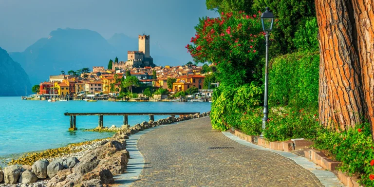 Výlet autobusem k italskému jezeru Lago di Garda vč. koupání a prohlídky památek
