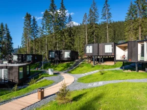 Dovolená v unikátních Björnson Tree Houses s exteriérovým wellness a lanovkou, 2 děti do 9,9 let. zdarma