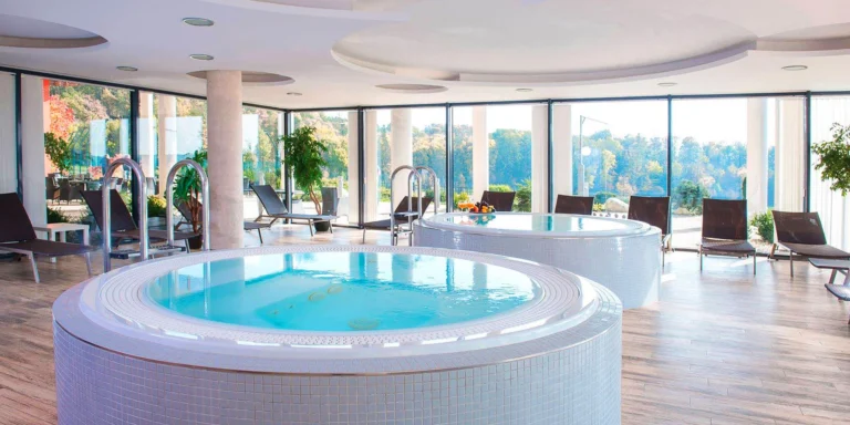 Luxusní hotel ve Velichovkách: bohaté stravování, neomezený wellness i sport