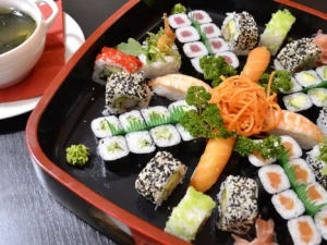 Sushi sety ve Vysočanech: 24-72 ks sushi, minizávitky, miso polévky i wakame