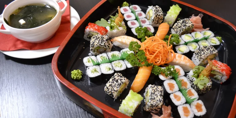 Sushi sety ve Vysočanech: 24-72 ks sushi, minizávitky, miso polévky i wakame