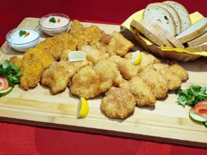 800 g vepřových a kuřecích řízků s dipem a chlebem i hodina bowlingu