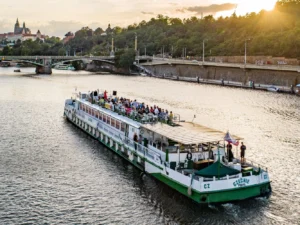 2hod. plavba pro dva: oběd či večeře formou švédských stolů a aperitiv