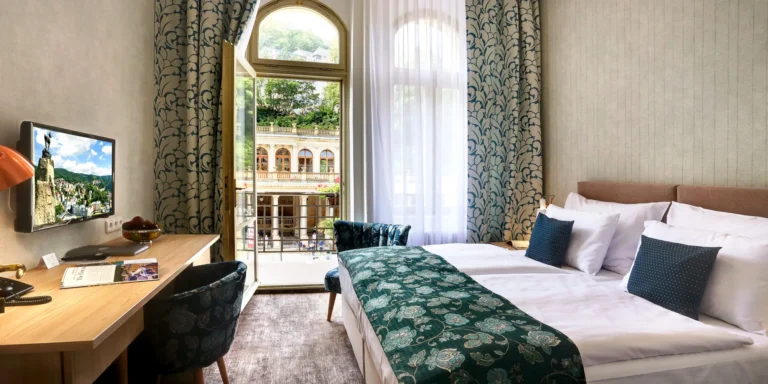 Relaxace v Karlových Varech: hotel přímo u kolonády, wellness centrum, procedury a snídaně či polopenze