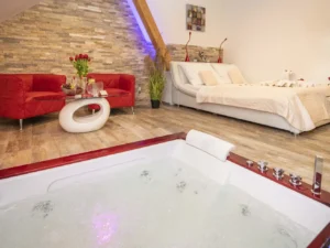 Romantický pobyt v Dobříši: apartmá s vířivkou i saunou a snídaně do postele