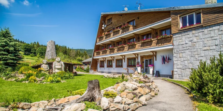 Pobyt v horském hotelu v Beskydech: polopenze, termální bazén, sauna i sleva na procedury