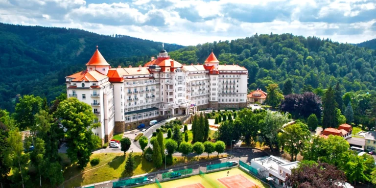 5* hotel Imperial v Karlových Varech: luxusní polopenze, wellness i 3 lázeňské procedury