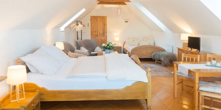 Lázeňský relax v Luhačovicích: nové apartmány se zahradou, snídaně i koupel ve wellness sudu