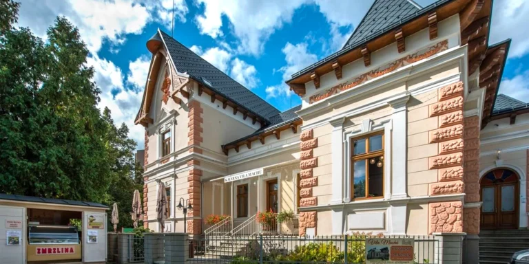 Pobyt v historické vile v Kopřivnici: snídaně, lahev sektu, welcome drink i káva