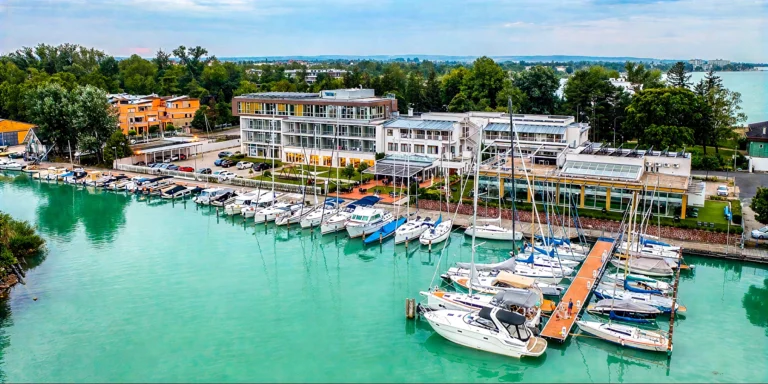 Luxusní pobyt u Balatonu: polopenze, wellness a soukromá pláž