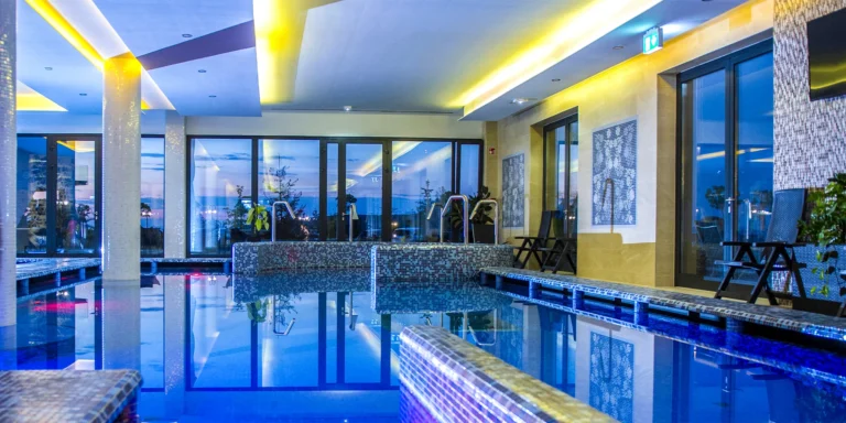 Luxusní pobyt v malebné vesničce Hollókő: 4* hotel s neomezeným wellness a bohatou polopenzí