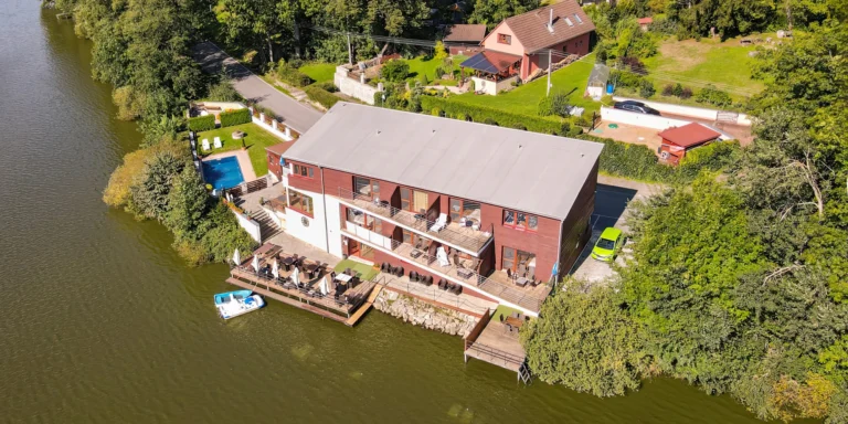 Dovolená u Ratmírovského rybníka: možnost balíčku s kulečníkem, paddleboardy i pizzou