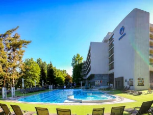 Pobyt ve 4* lázeňském hotelu v Piešťanech: polopenze, neomezené sauny a bazény i minerální koupel