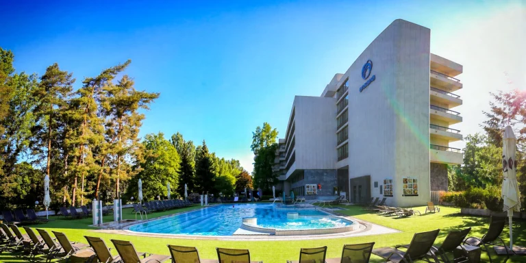 Pobyt ve 4* lázeňském hotelu v Piešťanech: polopenze, neomezené sauny a bazény i minerální koupel