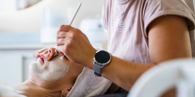 Kosmetická péče pro aknózní, suchou, zralou či unavenou pleť: čištění, peeling, maska aj.