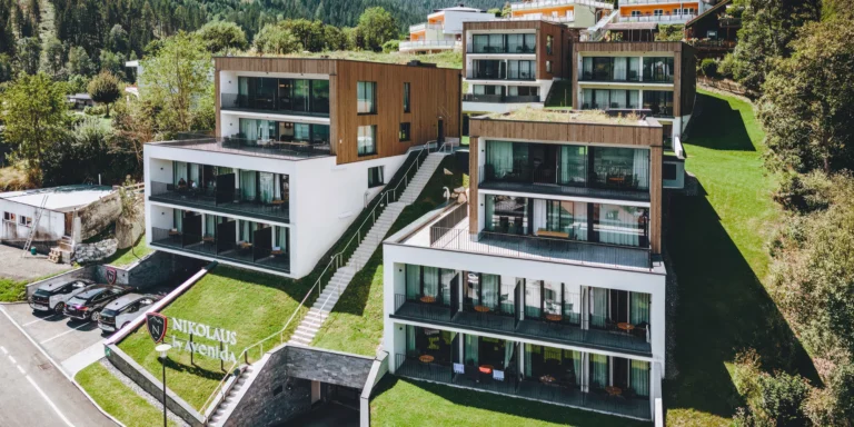 Moderní hotel v Zell am See: privátní sauna na pokoji, snídaně i karta výhod