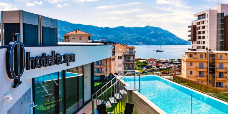 Moderní hotel v Budvě: snídaně či polopenze, střešní bazén, k moři 500 m