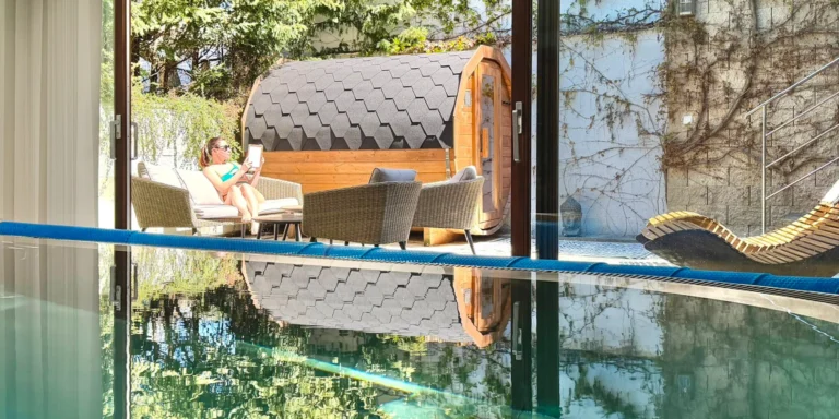 Privátní wellness pro dva na 2 hod.: bazén, sauna, vířivka i lahev sektu