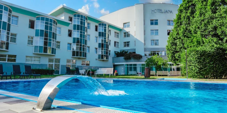 Komfortní hotel se snídaní či polopenzí, wellness, bazénem i masáží