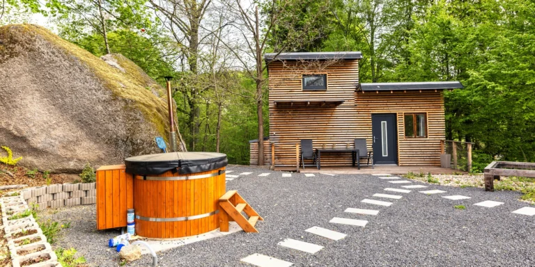 Kousek klidu pod skálou v Jizerkách: tiny house s privátní saunou, možnost vířivky