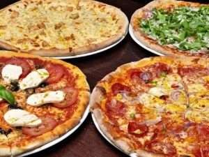 Jedna nebo dvě pizzy o průměru 32 cm podle výběru z 22 druhů