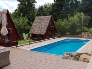 Tematické chatky u přehrady Skalka: půjčení loďky i bazén