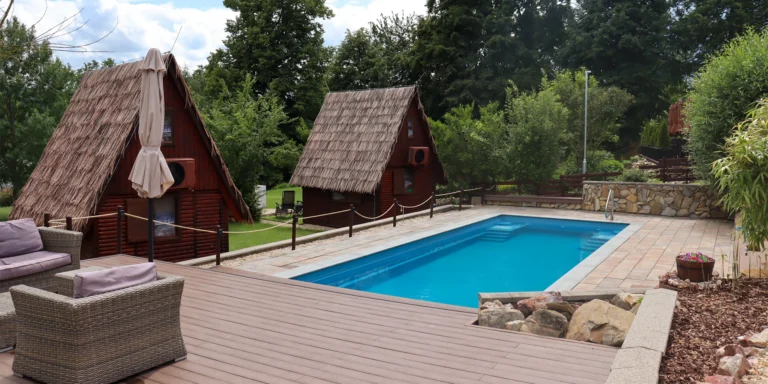 Tematické chatky u přehrady Skalka: půjčení loďky i bazén