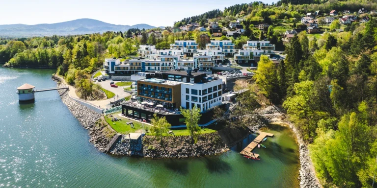Dovolená v polských Beskydech: 4* resort u jezera Żywieckie vč. stravy a neomezeného wellness
