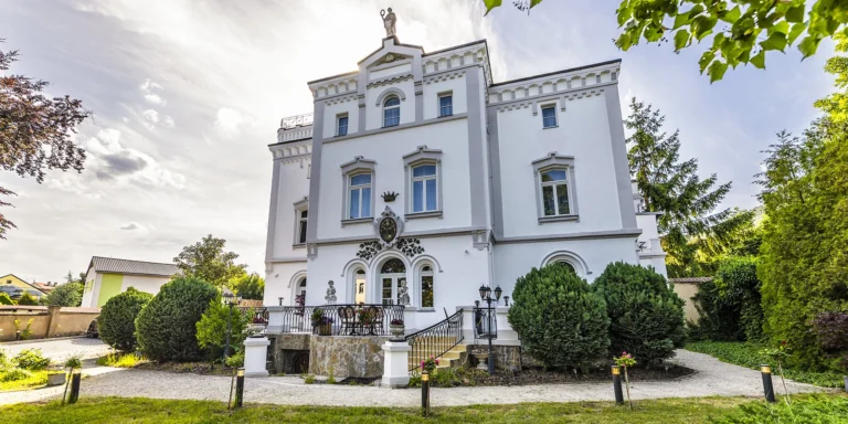 Novogotický zámeček nedaleko Litvínova: romantický pobyt se snídaní, pokoj s vířivkou