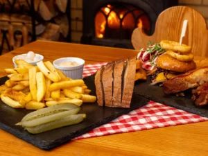 Masové prkno plné dobrot: žebra, řízky, burger, roastbeef a přílohy