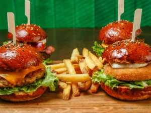 2-4 šťavnaté miniburgery s hovězím, trhaným vepřovým i kuřecím a hranolky
