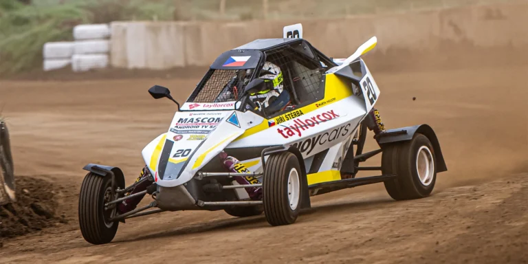 Jízda ve speciální závodní buggy Kartcross na 4 tratích po celé ČR i s certifikátem, záznamem a občerstvením