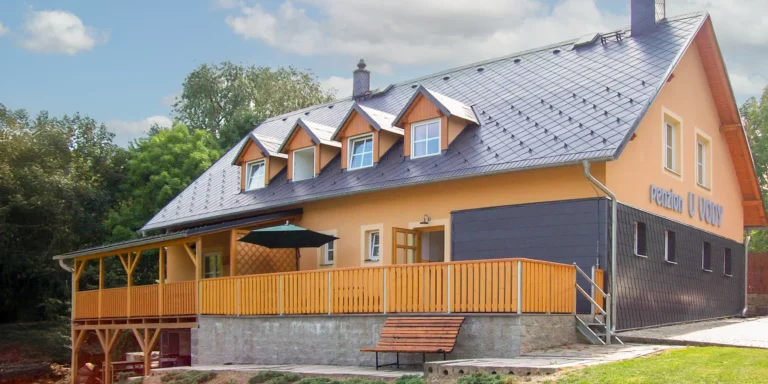 Pohodová dovolená nejen pro rybáře: penzion u nádrže Slezská Harta, grilování i lodičky